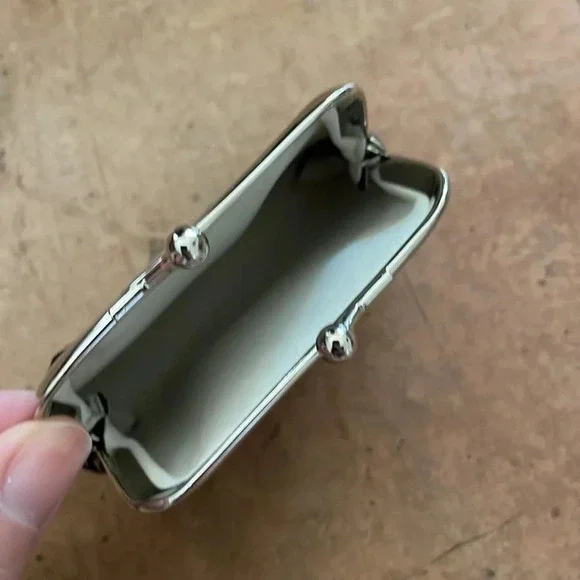 ❤️ NEW 2/$20 or 3/$25 Small Kiss Clutch Holographic Animal Print Leopard Print - Picture 4 of 5